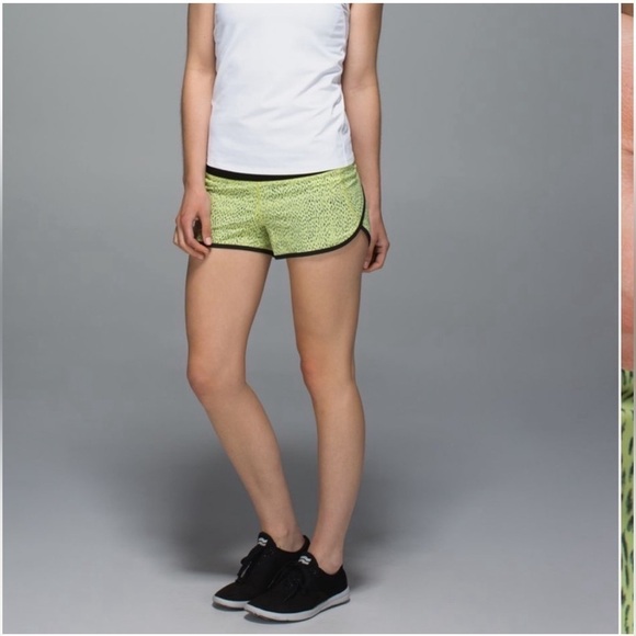 Lululemon Run Speed Short Dottie Dash Clarity Yellow and Black Sz 4 - Picture 12 of 12